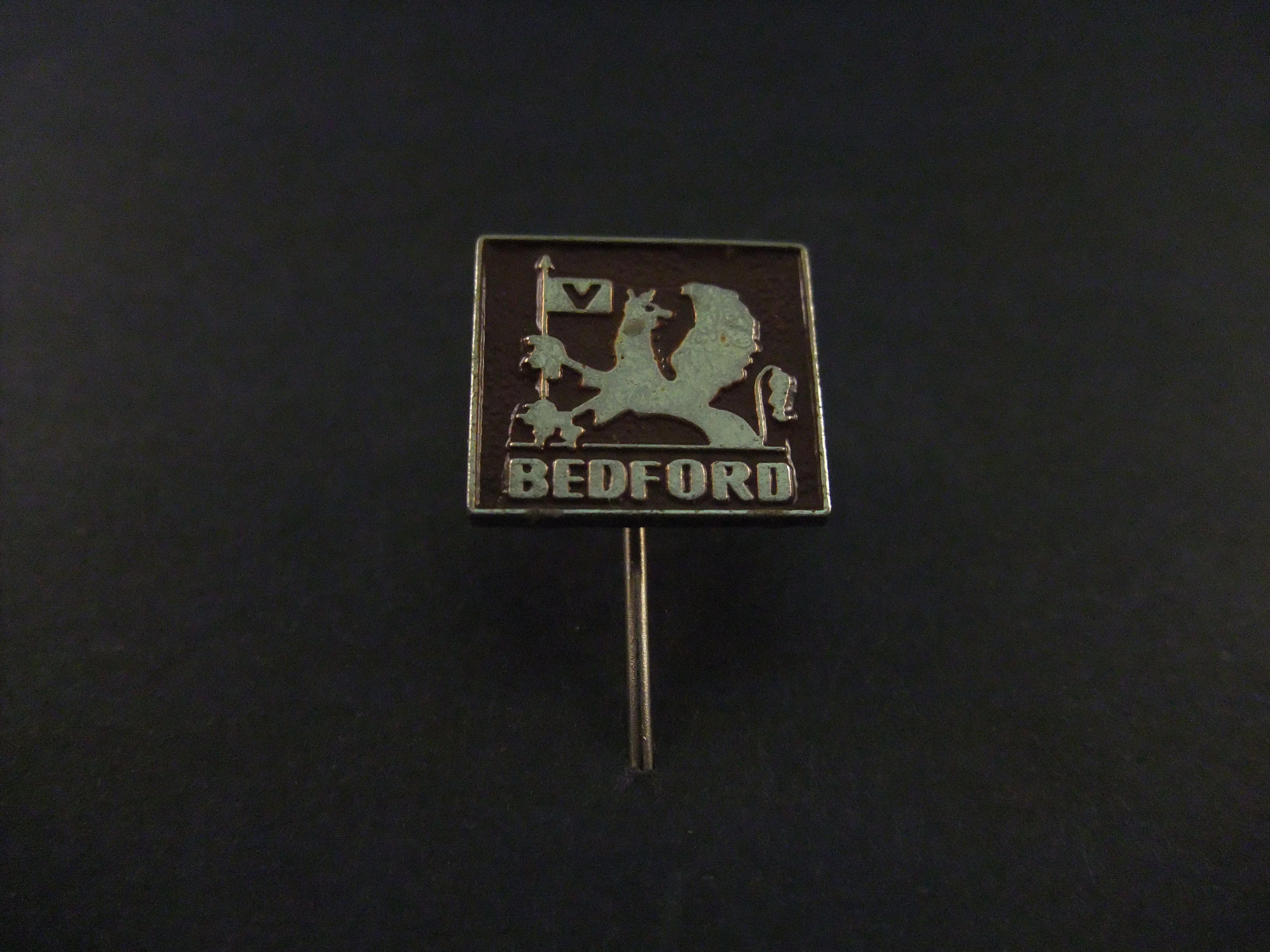 Bedford vrachtwagen donkerbruin-zilverkleurig logo